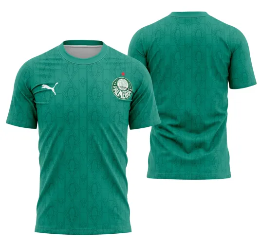 Camisa verde com padrão geométrico em tons escuros, escudo do Palmeiras e logo Puma branca na frente, padrão geométrico extendido nas costas, sem textos visíveis além dos símbolos do escudo e logo.
