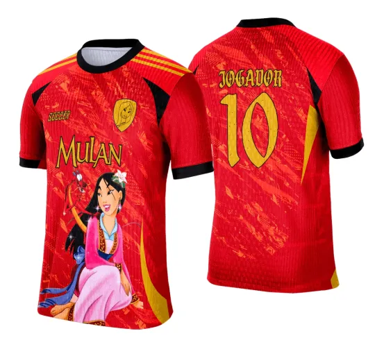 Camisa vermelha com bordas pretas e amarelas, frente com figura da Mulan sentada vestindo rosa ao lado do dragão Mushu, textos 'SOCCER', 'MULAN' e escudo com rosto da Mulan, costas com 'JOGADOR' e número 10 amarelos.