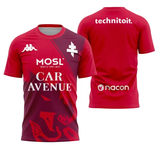 Camisa vermelha com faixas diagonais em tonalidades de vermelho mais escuro, texto branco MOSL, MOSELLE SANS LIMITE e CAR AVENUE na frente. Costas lisas vermelhas com logos brancos technitoit e nacon.