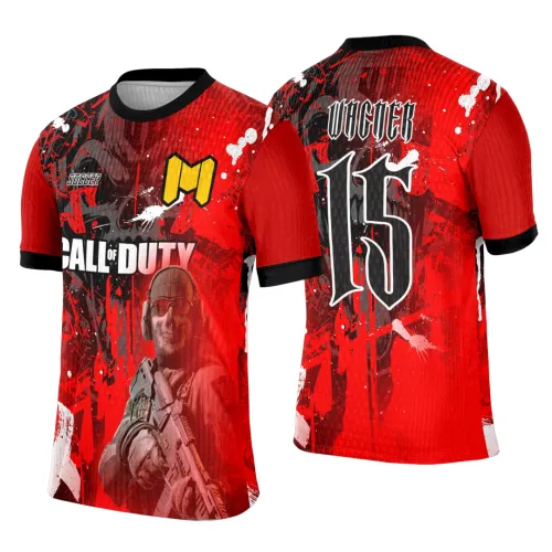 Camisa vermelha com figura frontal de soldado gamer segurando arma e textos CALL OF DUTY e SOCCER na frente, costas exibem número 15 grande e nome VICJER em branco com fundo vermelho e efeitos pretos e brancos.
