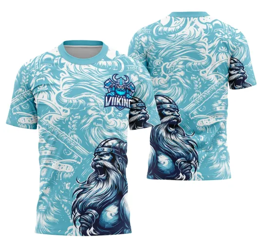 Camisa azul clara com estampa de vikings guerreiros berrando, um na frente com logo TEAM VIKING e outro nas costas com detalhes nórdicos em tons de azul e branco.