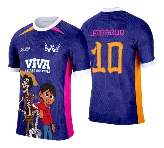 Camisa azul escuro com golas brancas, personagens animados na frente, lado esquerdo um esqueleto com chapéu e do direito um menino com moletom vermelho ao lado de um violão, costas com número 10 laranja e nome JOGADOR em rosa.