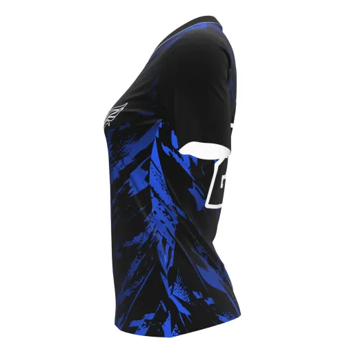 Camisa de vôlei feminina com estampa azul royal e preto em padrão abstrato, nome e número grandes nas costas, além de detalhe esportivo na frente, cobrindo toda a peça.