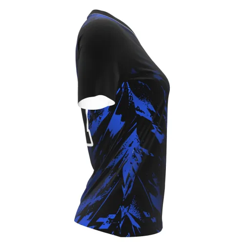 Camisa de vôlei feminina com estampa azul royal e preto em padrão abstrato, nome e número grandes nas costas, além de detalhe esportivo na frente, cobrindo toda a peça.