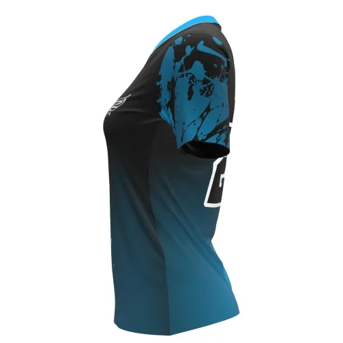 Camisa de vôlei feminina com estampa splash azul e preta, detalhes modernos, número grande na frente e nas costas, nome personalizado e gola azul, cobrindo toda a peça.