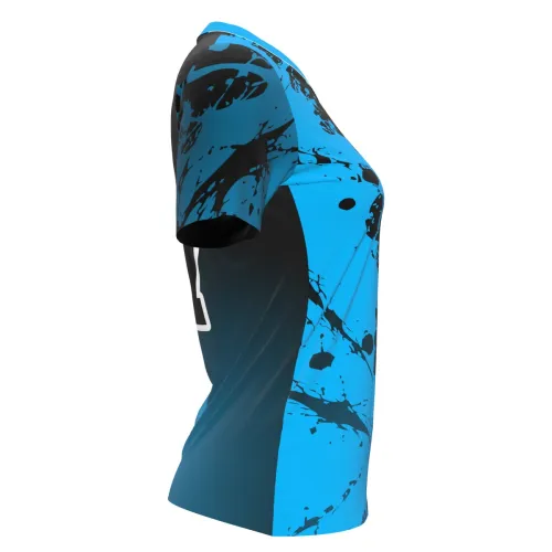 Camisa de vôlei feminina com estampa splash azul e preta, detalhes modernos, número grande na frente e nas costas, nome personalizado e gola azul, cobrindo toda a peça.