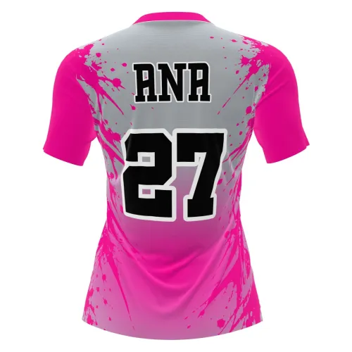 Camisa feminina de vôlei com estampa splash em tons de rosa e cinza, detalhes modernos, número grande nas costas e frente, nome personalizado e arte estilizada no peito.