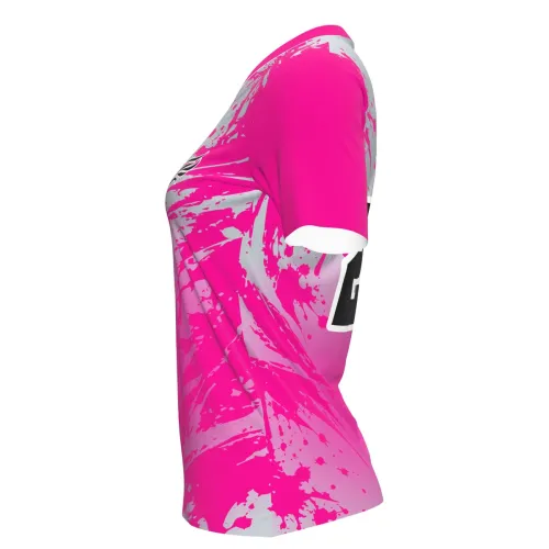 Camisa feminina de vôlei com estampa splash em tons de rosa e cinza, detalhes modernos, número grande nas costas e frente, nome personalizado e arte estilizada no peito.