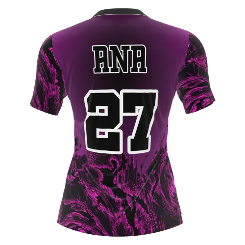 Camisa de vôlei feminina com estampa abstrata em tons de roxo e preto, cobrindo toda a peça, incluindo frente, costas, mangas e gola, com detalhes modernos e número personalizado.