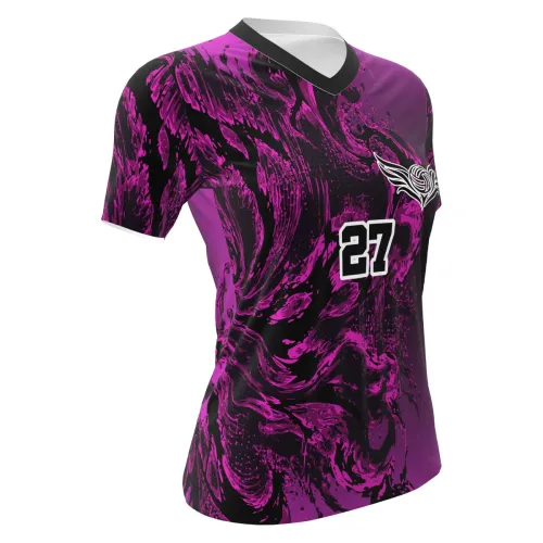 Camisa de vôlei feminina com estampa abstrata em tons de roxo e preto, cobrindo toda a peça, incluindo frente, costas, mangas e gola, com detalhes modernos e número personalizado.