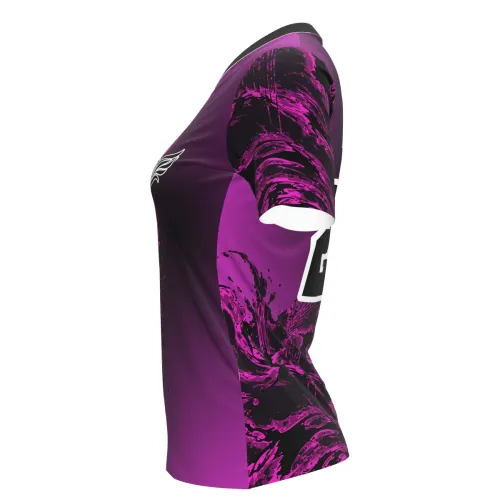 Camisa de vôlei feminina com estampa abstrata em tons de roxo e preto, cobrindo toda a peça, incluindo frente, costas, mangas e gola, com detalhes modernos e número personalizado.