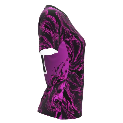 Camisa de vôlei feminina com estampa abstrata em tons de roxo e preto, cobrindo toda a peça, incluindo frente, costas, mangas e gola, com detalhes modernos e número personalizado.