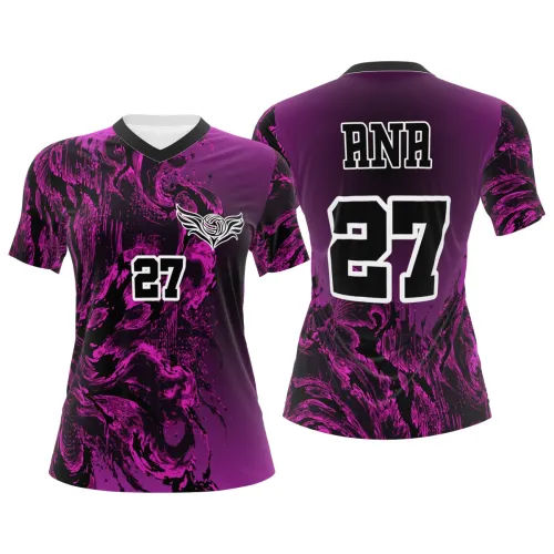Camisa de vôlei feminina com estampa abstrata em tons de roxo e preto, cobrindo toda a peça, incluindo frente, costas, mangas e gola, com detalhes modernos e número personalizado.