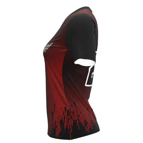 Camisa de vôlei feminina com design vinho e preto, mangas e gola escuras, detalhes modernos em preto na barra, número grande na frente e nas costas, e símbolo estilizado de vôlei no peito.
