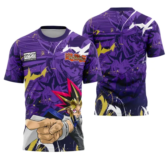 Camisa predominantemente roxa com degradê escuro e detalhes amarelos. Na frente, destaque para personagem do anime Yugi com cabelo bicolor vermelho e amarelo, apontando para frente, texto 'YUGIOH'. Nas costas, imagem maior do personagem em pose séria sobre fundo roxo com detalhes amarelos.