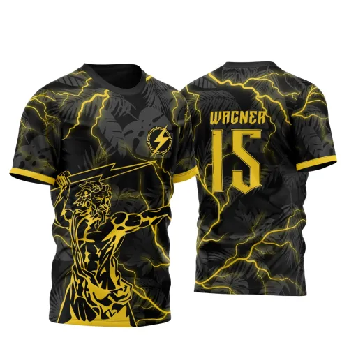 Camisa preta com estampa de Zeus segurando um raio amarelo na frente e fundo com folhas cinzas. Nas costas, nome WAGNER e número 15 em amarelo, com raios e padrão de folhagens em cinza e amarelo.