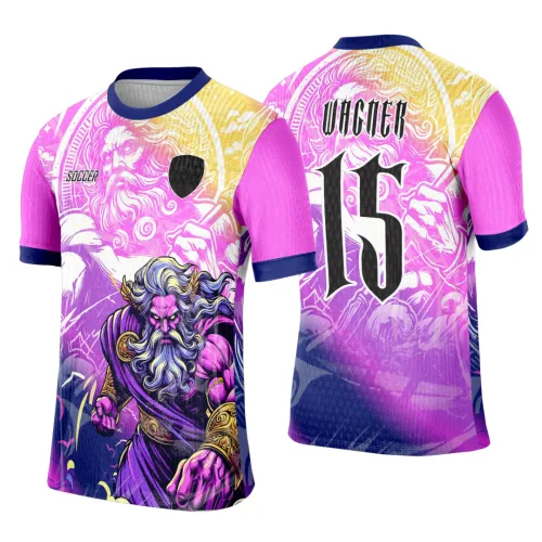 Camisa com arte do deus Zeus em pose de ataque na frente com cores roxo, rosa e amarelo. Nas costas, destaca o nome VICNER e número 15 em preto e branco. Mangas rosa com bordas azul e fundo estilizado com tonalidades suaves.