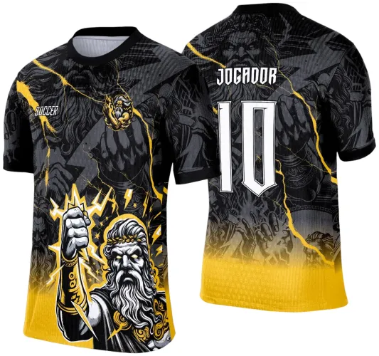 Camisa preta e amarela com figura detalhada de Zeus segurando raio na frente e sua imagem estendida nas costas com os textos JOGADOR e número 10 em branco, além de fundo com tons escuros e detalhes amarelos.