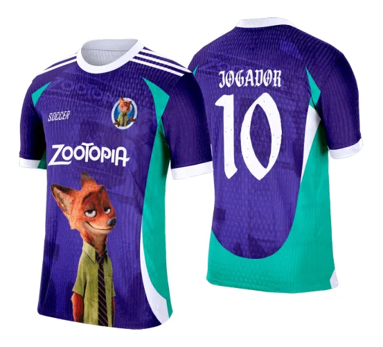 Camisa com frente roxa e detalhes verdes e brancos, figura da raposa de Zootopia na parte frontal, escudo redondo no peito, texto Soccer e Zootopia em branco. Nas costas, fundo roxo com verde e o número 10 e palavra JOGADOR em branco.