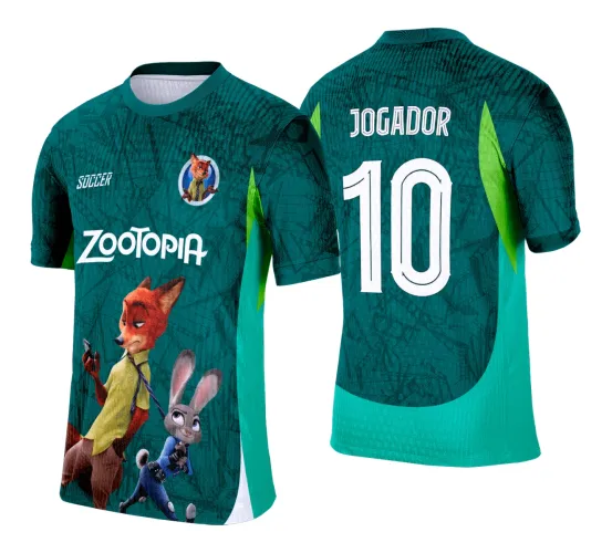 Camisa verde com textura gráfica escura, com raposo e coelha da Zootopia na frente junto ao texto Zootopia em branco, e nas costas o número 10 com a palavra JOGADOR, detalhes laterais em verde claro e azul turquesa.