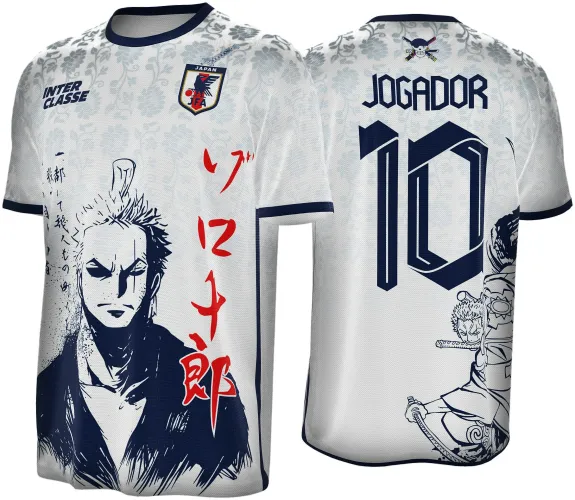 Camisa branca e azul com figura de Zoro em traço mangá na frente com texto em japonês em vermelho, escudo JAPAN JFA e texto INTER CLASSE; costas com grande número 10 azul escuro, nome JOGADOR, personagem com espada, e logo de caveira com chapéu.