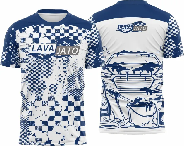Imagem da camisa com logo no peito e estampa grande nas costas, exibindo design exclusivo e detalhamento automotivo que destaca paixão por carros e estilo único para quem valoriza um visual marcante.