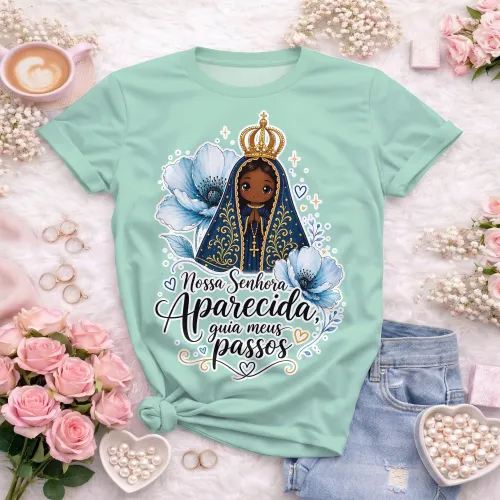 Camiseta rosa com estampa devocional de Nossa Senhora Aparecida em estilo fofo