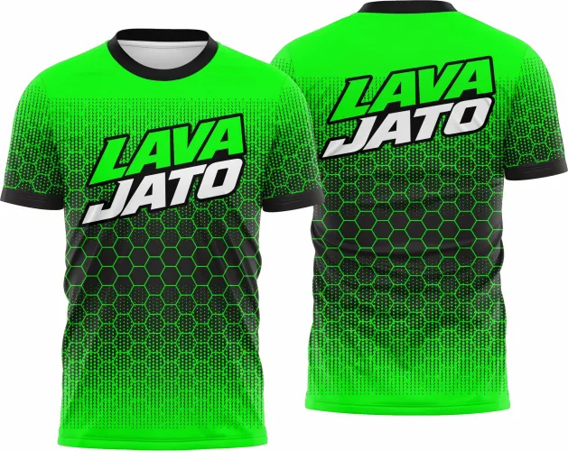 Camisa com logo no peito e estampa grande nas costas, apresentando um design único inspirado na estética urbana e detalhes marcantes que encantam pelo visual moderno e original.