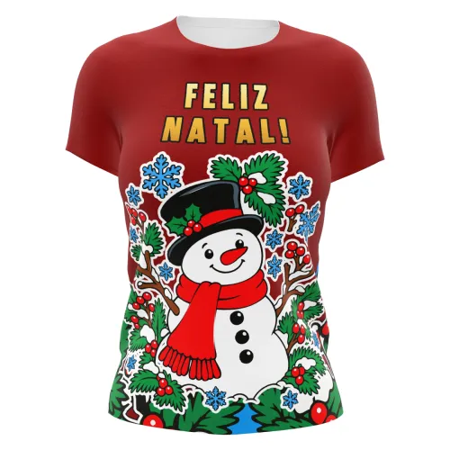 Camisa estampada por inteiro com fundo vermelho, boneco de neve sorridente na frente, galhos, folhas verdes, azevinhos, flocos de neve azuis e a frase FELIZ NATAL no peito.