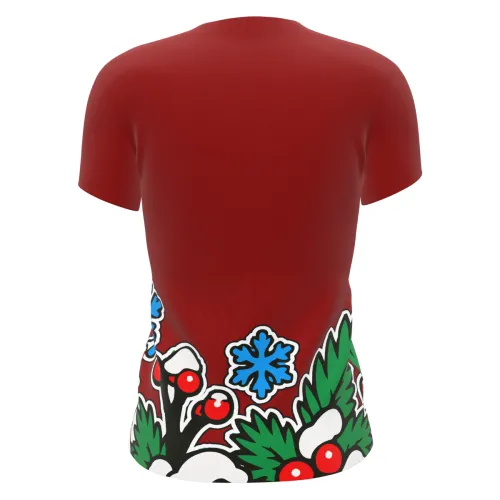 Camisa estampada por inteiro com fundo vermelho, boneco de neve sorridente na frente, galhos, folhas verdes, azevinhos, flocos de neve azuis e a frase FELIZ NATAL no peito.