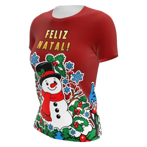 Camisa estampada por inteiro com fundo vermelho, boneco de neve sorridente na frente, galhos, folhas verdes, azevinhos, flocos de neve azuis e a frase FELIZ NATAL no peito.