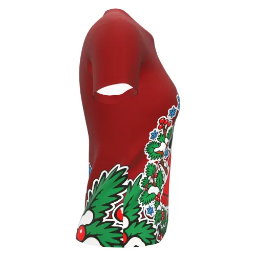 Camisa estampada por inteiro com fundo vermelho, boneco de neve sorridente na frente, galhos, folhas verdes, azevinhos, flocos de neve azuis e a frase FELIZ NATAL no peito.