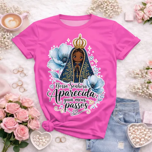 Camiseta rosa com estampa de Nossa Senhora Aparecida, flores azuis e frase guia meus passos