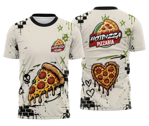 Camisa com logo no peito e estampa grande nas costas em tom creme com grafite verde, destacando uma pizza em formato de coração, perfeita para amantes de pizza e estilo despojado.