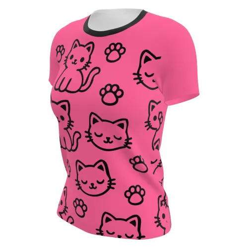 Camisa inteira estampada com fundo rosa, desenhos de gatinhos pretos sorridentes e patinhas espalhadas por toda a peça, incluindo frente, costas e mangas.