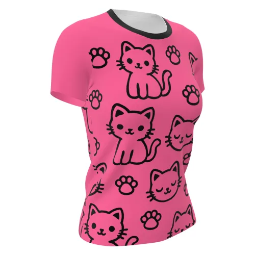 Camisa inteira estampada com fundo rosa, desenhos de gatinhos pretos sorridentes e patinhas espalhadas por toda a peça, incluindo frente, costas e mangas.