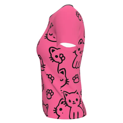 Camisa inteira estampada com fundo rosa, desenhos de gatinhos pretos sorridentes e patinhas espalhadas por toda a peça, incluindo frente, costas e mangas.