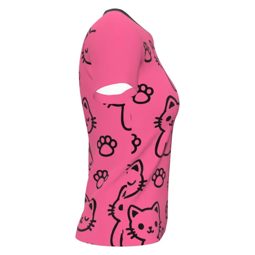 Camisa inteira estampada com fundo rosa, desenhos de gatinhos pretos sorridentes e patinhas espalhadas por toda a peça, incluindo frente, costas e mangas.