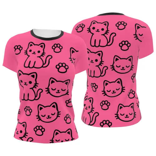Camisa inteira estampada com fundo rosa, desenhos de gatinhos pretos sorridentes e patinhas espalhadas por toda a peça, incluindo frente, costas e mangas.