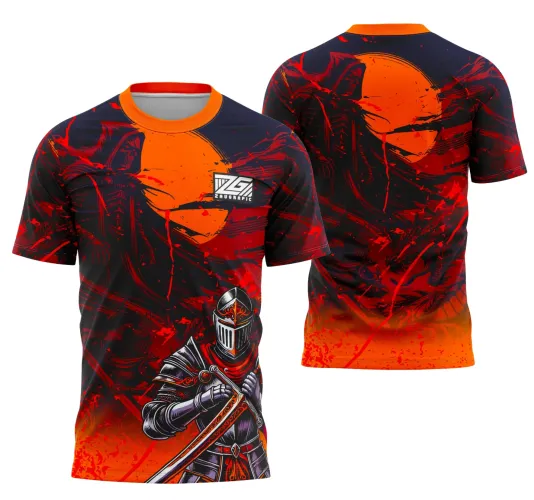 Camisa com estampa de cavaleiro medieval em armadura na frente segurando espada, fundo preto com degradê para vermelho e laranja; nas costas, cavaleiro capuzado com capa em pose imponente sobre círculo laranja, detalhes vermelhos e preta com gola laranja