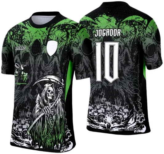 Camisa preta e verde com arte do ceifador segurando foice na frente, com fundo de caveiras, escudo branco e texto SOCCER; nas costas, texto JOGADOR e número 10 em branco com fundo de caveiras e detalhes escuros