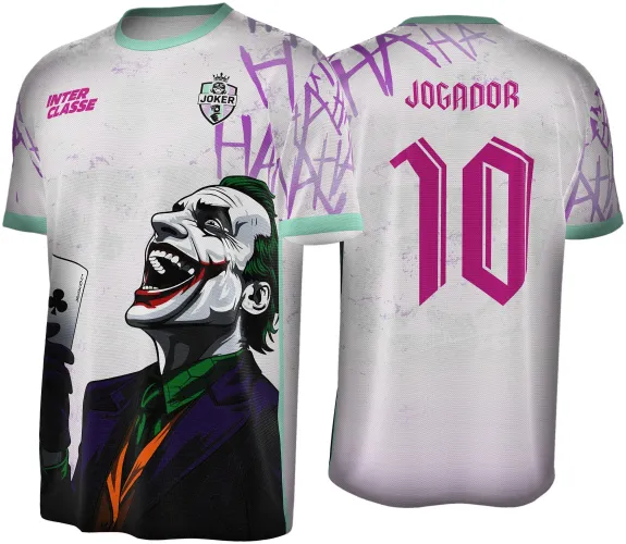 Camisa branca com estampa frontal do Coringa rindo intensamente segurando uma carta de paus, detalhes em lilás e verde, escudo JOKER e texto INTER CLASSE na frente; costas com número 10 e a palavra JOGADOR em rosa, fundo com detalhes HAHA lilás.