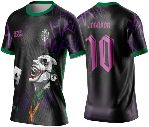 Camisa preta com gola e punhos verdes, frente dominada pela figura do Coringa sorridente segurando uma carta Joker, detalhe de 'INTER CLASSE' em roxo e fundo com 'HA HA HA'. Costas apresentam o texto JOGADOR e número 10 em rosa.