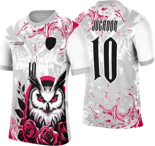Camisa branca com estampa de coruja branca e preta com olhos vermelhos e rosas vermelhas na frente, número 10 preto e texto SOCCER. Nas costas, fundo branco com detalhes em vermelho e cinza, texto JOGADOR e número 10 em preto.