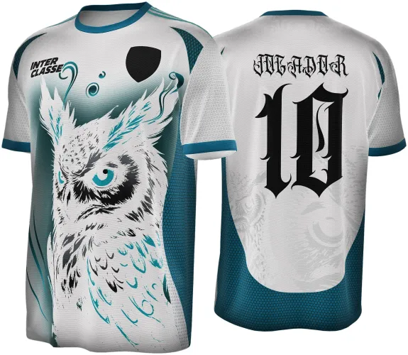Camisa branca com degradê verde petróleo, coruja branca com detalhes pretos e olhos azuis na frente, texto INTER CLASSE e escudo preto; costas brancas com degradê verde, número 10 e JOGADOR em fonte gótica preta, fundo com coruja sutil.