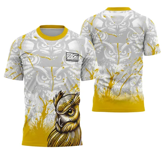 Camisa branca e cinza com várias corujas desenhadas, grande coruja dourada em destaque na frente, detalhes em amarelo e gola também amarela. Na frente está o texto ZG ZAUGRAFIC no peito. Nas costas fundo cinza com corujas claras e respingos amarelos.