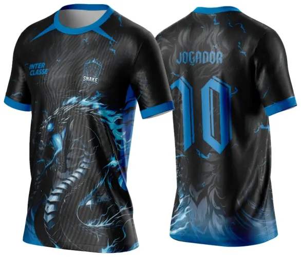 Camisa preta com detalhes em azul elétrico, serpente em chamas azuis na frente, escudo com nome 'SNAKE' e texto 'INTER CLASSE'; costas com número '10' e palavra 'JOGADOR' em azul, gola e punhos também azuis.