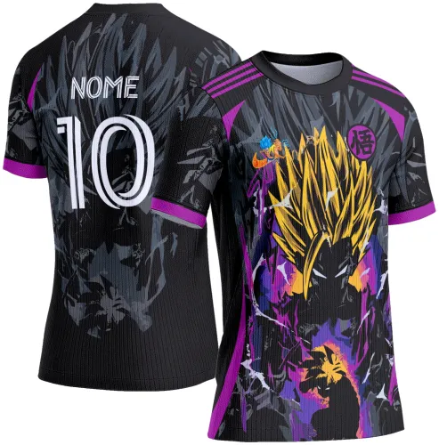 Camisa com frente ilustrada por guerreiro anime com cabelo amarelo marcante, fundo em preto e roxo com efeitos gráficos, símbolo japonês em roxo no peito; costas pretas com nome NOME e número 10 em branco, mangas com detalhes roxos.