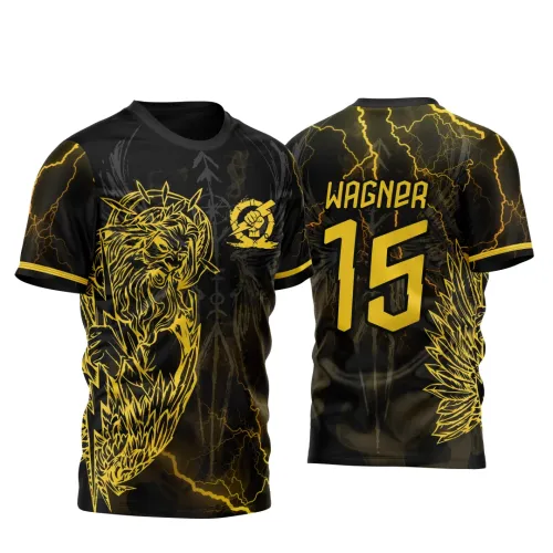Camisa preta com arte dourada de um leão com coroa de espinhos e raio na frente, costas com nome WAGNER, número 15 e detalhes de penas douradas, em fundo com raios elétricos.