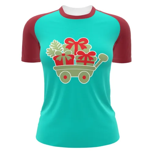 Camisa com estampa natalina cobrindo toda a peça, com frente azul clara, mangas e gola vermelhas, e um carrinho cheio de presentes decorando o peito.
